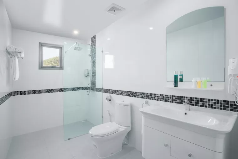 Miroir anti-vapeur et pose d'un meuble à tiroir pour une salle de bain sobre et épurée, Paris 6ème Arrondissement, La Cuisine Sur Mesures